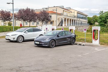 Electric vehicle charging station