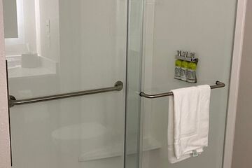 Deep soaking bathtub