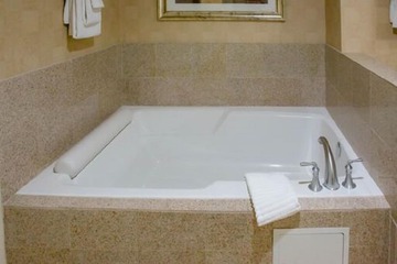 Deep soaking bathtub