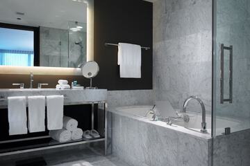 Deep soaking bathtub