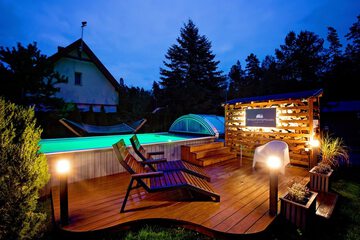 Indoor/outdoor pool