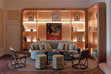 Lobby lounge