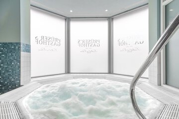 Indoor spa tub