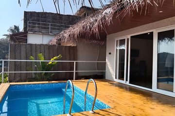 Indoor/outdoor pool