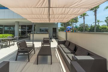 Swim-up bar