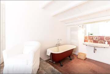 Deep soaking bathtub