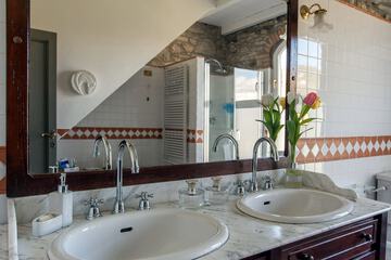 Bathroom sink