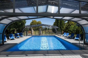 Indoor/outdoor pool