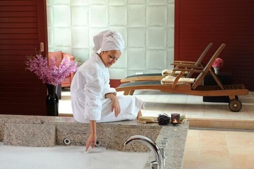 Indoor spa tub
