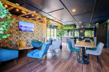 Lobby lounge