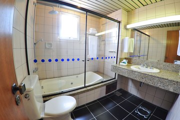 Jetted tub