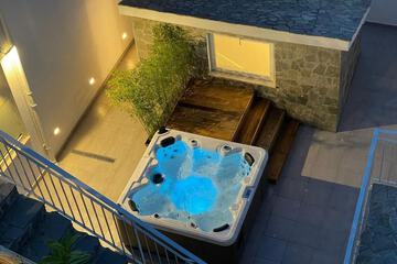 Outdoor spa tub