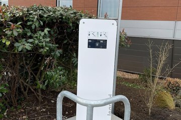 Electric vehicle charging station