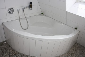 Deep soaking bathtub