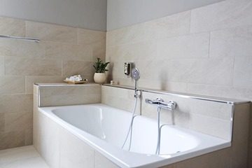 Deep soaking bathtub