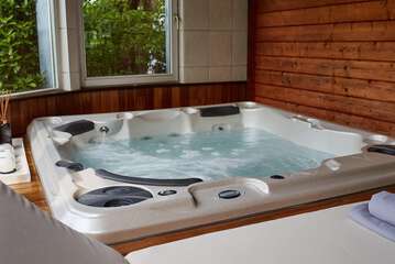 Indoor spa tub