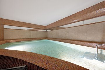 Indoor/outdoor pool