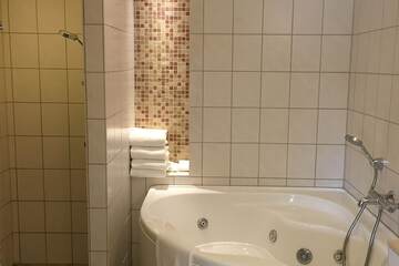 Jetted tub