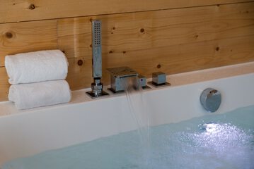 Jetted tub