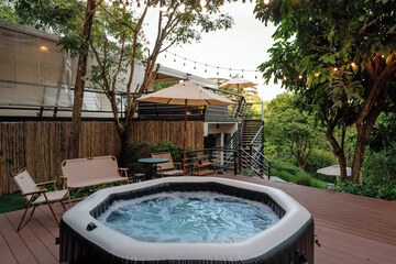 Deep soaking bathtub
