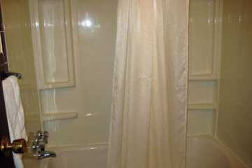 Deep soaking bathtub