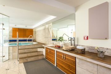 Indoor spa tub