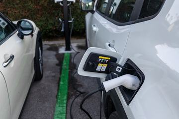 Electric vehicle charging station