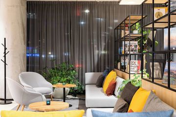 Lobby lounge