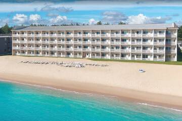 Mackinaw Beach & Bay Inn & Suites