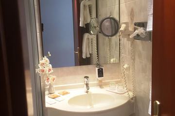 Bathroom sink