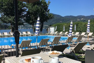 Poolside bar