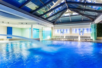 Indoor/outdoor pool