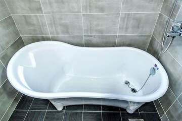 Deep soaking bathtub