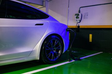 Electric vehicle charging station