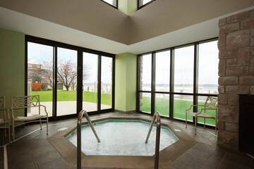 Indoor spa tub