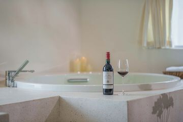 Deep soaking bathtub