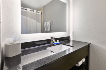 Room 27 of 40