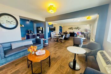Deluxe Inn & Suites