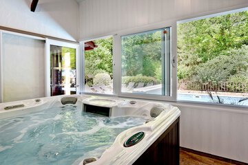 Indoor spa tub