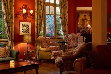 Lobby lounge