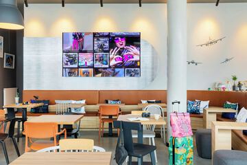 Lobby lounge