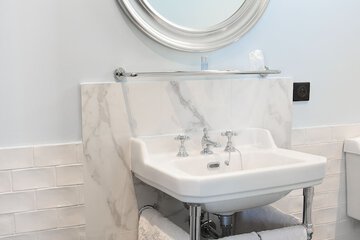 Bathroom sink