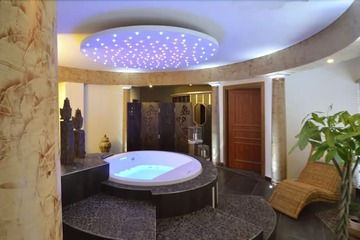 Indoor spa tub