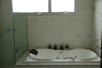 Private spa tub
