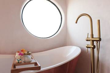 Deep soaking bathtub