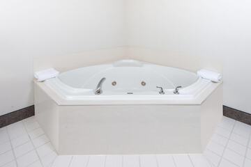 Jetted tub