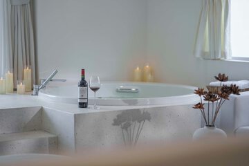 Deep soaking bathtub