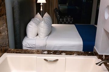 Deep soaking bathtub