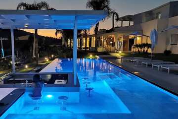Swim-up bar