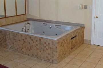 Deep soaking bathtub